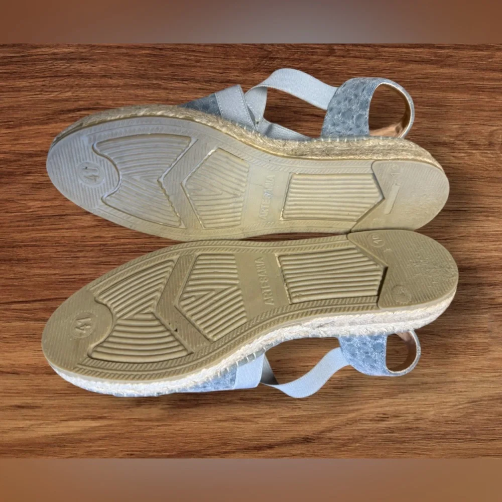 Like new! Viscata Canvas Espadrille Sandal Wedges Blue